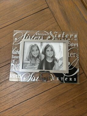 Malden Clear Glass Photo Frame with Silver 'Sisters' Script